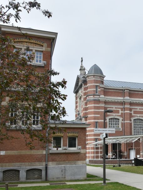 Wat vroeger een militair hospitaal was is nu het Groen Kwartier: een groene, vrijwel autovrije woon- en leefwijk en een voorbeeld van een geslaagd stadsvernieuwingsproject.