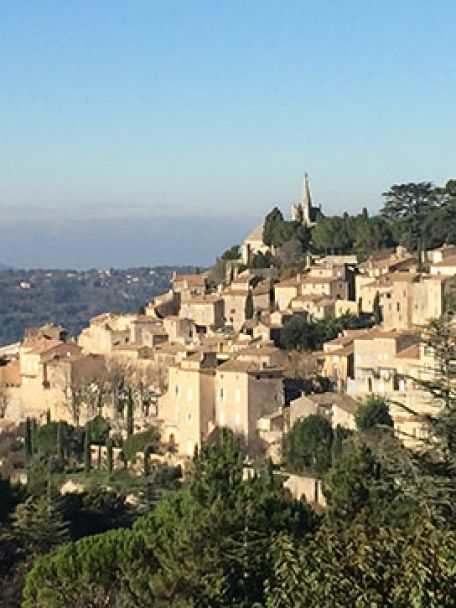 Plaatsen als Lourmarin, Gordes of Ménerbes en iets verderop Avignon en Aix-en-Provence zijn zeer de moeite waard.