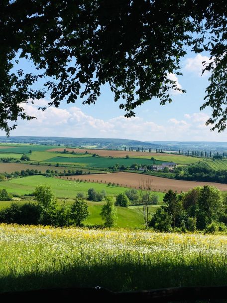 Elkenrade ligt op de top van een heuvel in het 5-sterren landschap van het Limburgse Heuvelland en wordt volledig omgeven door weiden en bossen.