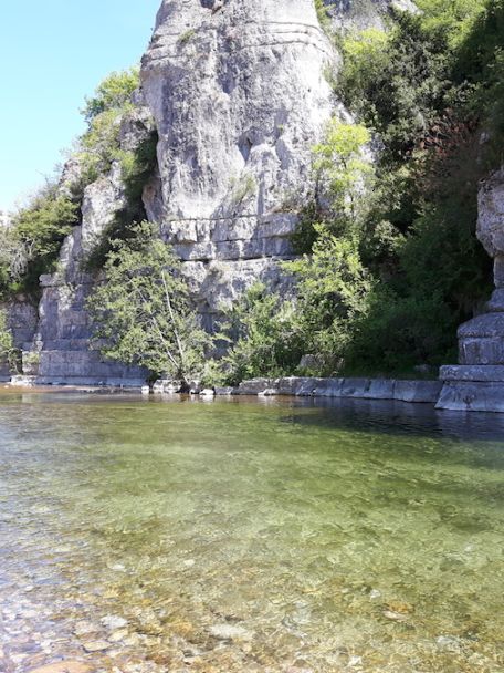 Het Parc naturel régional des Monts d’Ardèche is een beschermd natuurgebied met vulkanische landschappen, diepe valleien, bossen en rustige dorpjes.