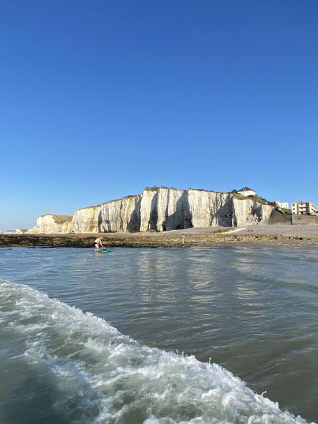 The entire coastline of Étretat is famous for its enormous chalk cliffs. The three most famous are the Falaise d’Aval, the Falaise d’Amont and the Aiguille.