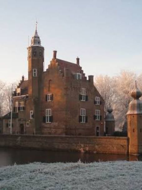Door bossen en oude lanen en langs waterpartijen loop je naar het middeleeuwse kasteel van landgoed Moermond dat zo’n 45 ha beschermd natuurgebied beslaat.