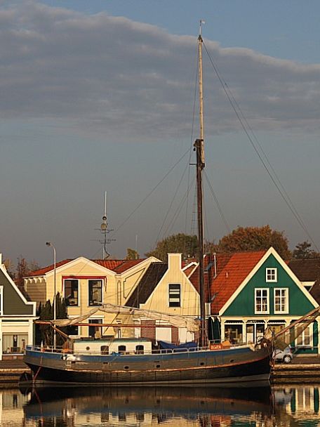 De Zaanse Schans is eigenlijk een openlucht-erfgoeddorp, bekend om zijn historische windmolens, groene houten huizen en oude ambachten.