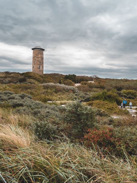 Het strand van Zoutelande heeft hoge duinen, een breed zandstrand, gezellige strandpaviljoens en prachtige zonsondergangen.