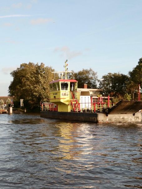 De lokale veerpont zet je over naar de andere kant van de IJssel voor een ontdekkingstocht langs landgoederen in de regio Salland.