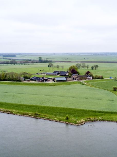 Je bent hier pal aan de IJsseldijk in de buurtschap Marle en vanuit je vakantieverblijf wandel of fiets je zo het schitterende rivierenlandschap in.