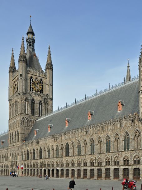 Behind the beautiful façades of the magnificent houses in Ypres lies the history of the First World War.