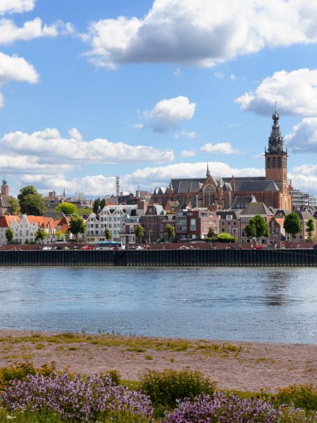 As the oldest city in the Netherlands, Nijmegen combines a rich history with a vibrant student life, beautiful natural surroundings and unique museums such as the muZIEum and the Valkhof Museum.