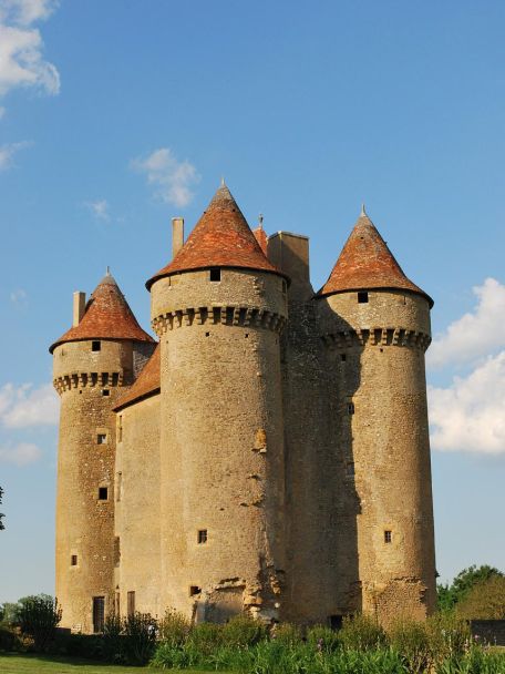 Château de Sarzay is een indrukwekkend middeleeuws kasteel en geldt als een van de best bewaarde versterkte kastelen van de regio.