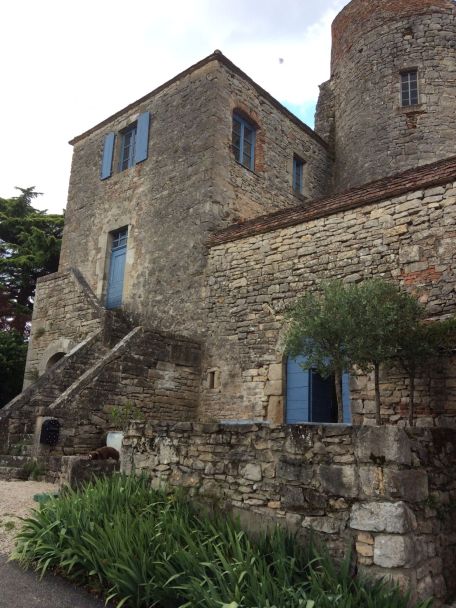 Cajarc is small but has a wonderful atmosphere. You’ll find old stone houses, arcades, small squares, art galleries and a lively market.