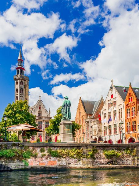 Wie Brugge voor het eerst bezoekt zal de enorme welvaart die de stad in de 13e tot 15e eeuw beleefde, nog overal zicht- en voelbaar weerspiegeld zien.