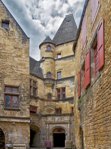 Sarlat-la-Canéda is perhaps the most beautiful medieval town in the Dordogne. Everything here is made of golden-coloured natural stone, with narrow streets and culinary delights.