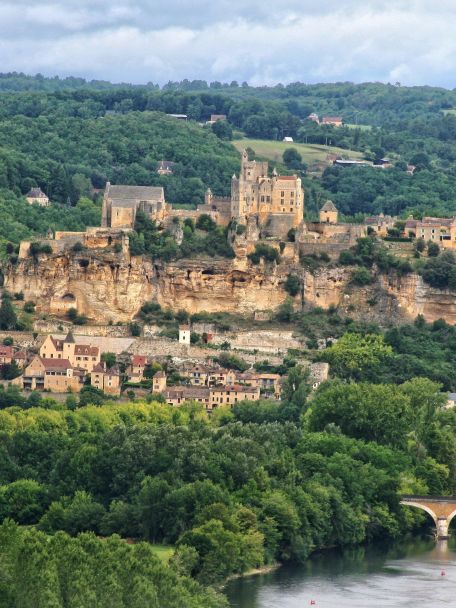You are here, 3 kilometres from the River Dordogne, in the hilly countryside around Veyrignac.