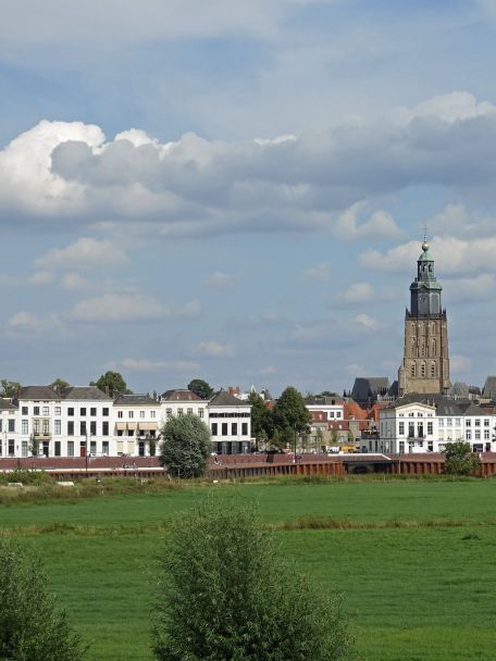 Hanzestad Zutphen staat voor smalle straatjes, historische gebouwen, winkeltjes en leuke cafés. De oude stadspoorten zijn nog goed bewaard gebleven.