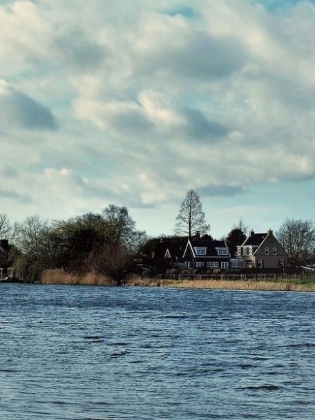 Landgoed Waardenburg En Neerijnen is een uitgestrekt natuur- en cultuurlandschap langs de Waal met uiterwaarden, parkbossen en historische kastelen.