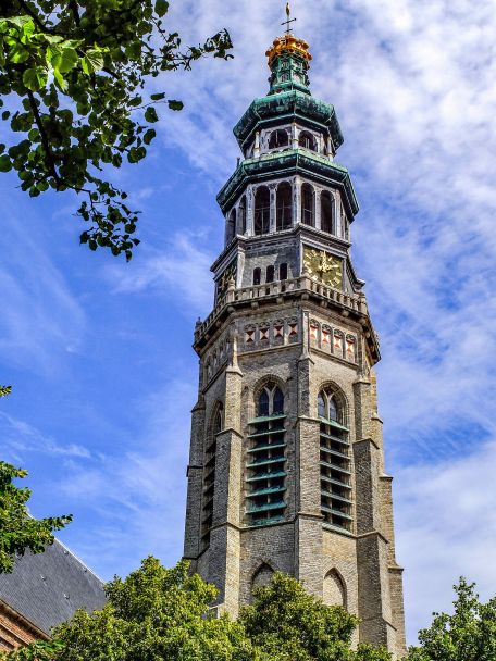 Middelburg heeft meer dan duizend monumenten, smalle steegjes en oude VOC-panden. Vooral de Kuiperspoort voelt alsof je de geschiedenis inwandelt.