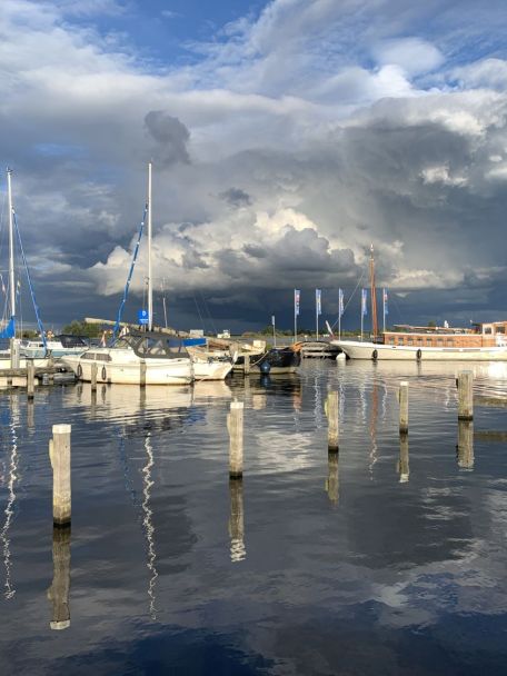 Lake Tjeukemeer – situated between Lemmer and Heerenveen – is the largest inland lake in Friesland and forms an important part of the Frisian lake district.