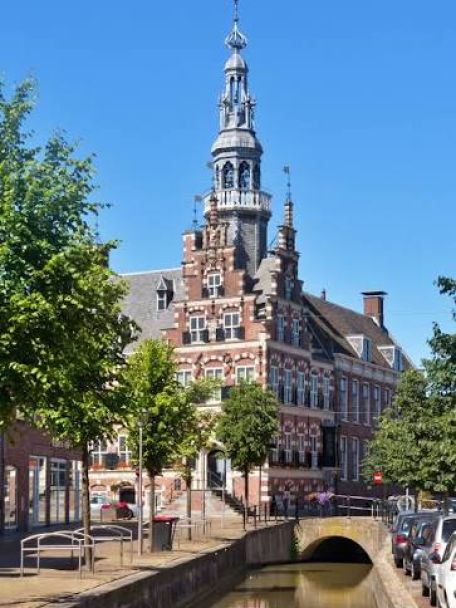 Franeker, known as the ‘Star of the Eleven Cities’, is partly surrounded by a magnificent rampart and boasts many listed and historic buildings, as well as old canals.