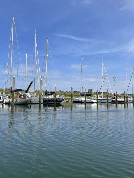 Zierikzee heeft meer dan 500(!) rijksmonumenten en een haven waarin veel historische schepen en jachten, plus gezellige terrassen.