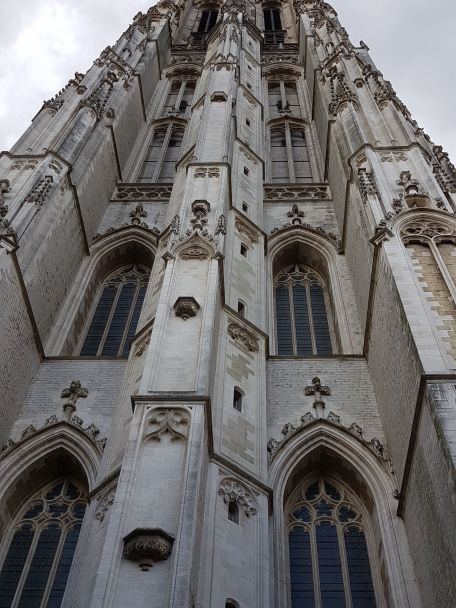 De streek staat bekend om zijn versterkte kerken (églises fortifiées): kerken die er bijna uitzien als kleine kastelen.
