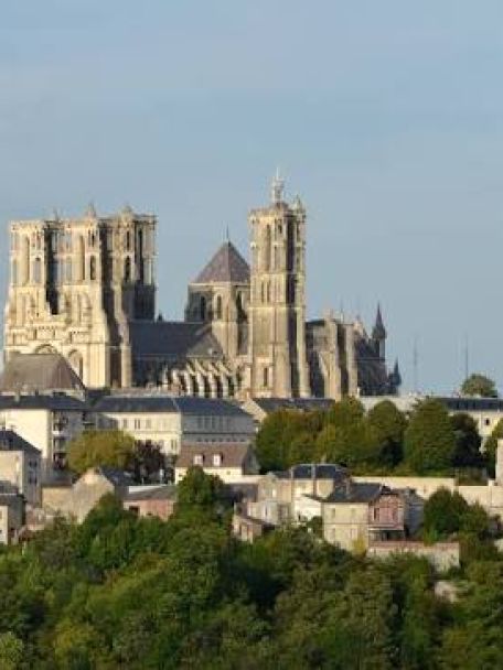 Laon is een historische stad die op een kalkstenen heuvel ligt en bekend is om haar goed bewaarde middeleeuwse centrum en imposante kathedraal.