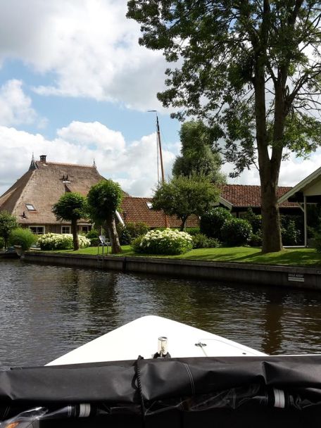 Huur een sloepje en voel de vrijheid van de wind in je haar.