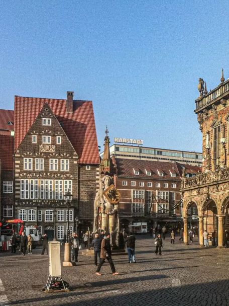 De Marktplatz in Bremen (met het prachtige UNESCO-werelderfgoed Rathaus en het beroemde Rolandstandbeeld) is een toppunt van middeleeuwse grandeur.