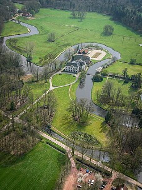 Een rondleiding door de stijlkamers van Huis Singraven, met een uitzonderlijke kunst- en antiekcollectie, is de moeite waard.