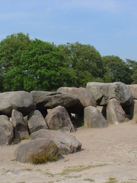 Hunebed D53 op de Havelterberg is een van de grootste en best bewaarde hunebedden van Nederland en is ongeveer 5.000 jaar oud.