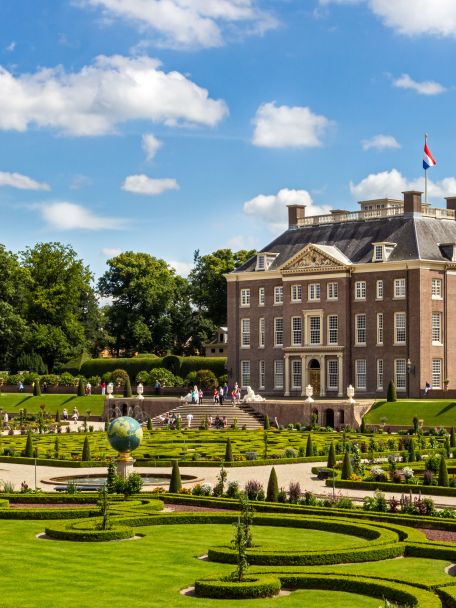Apeldoorn offers a mix of royal heritage (Het Loo Palace), nature (the Veluwe) and attractions for the whole family (Apenheul, Julianatoren).