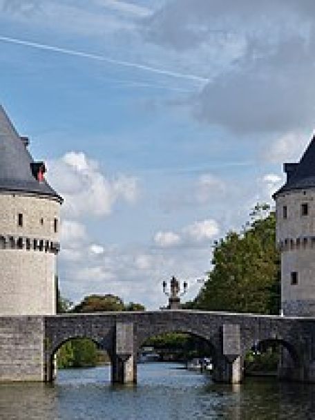 Kortrijk zal je verrassen. Het is onder meer de combinatie van geschiedenis met moderne architectuur en kunst die zorgt voor de levendige sfeer.