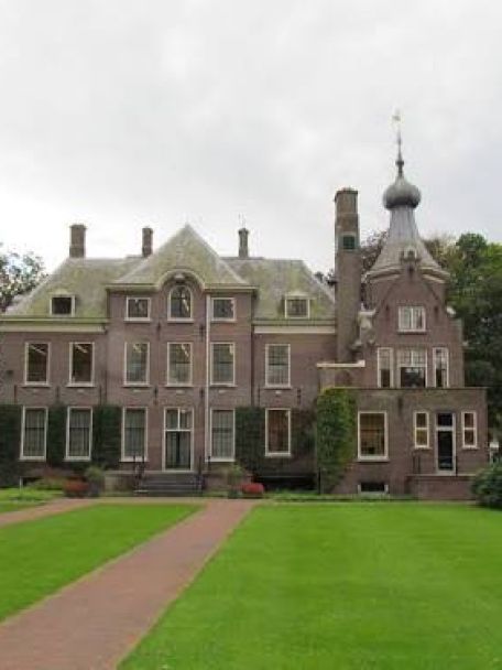 Landgoed Hoevelaken – lanen, bossen, open velden en on-Nederlands groen - is een langgerekt landgoed tussen Nijkerk en Amersfoort.