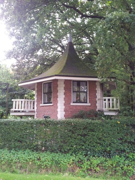 The iconic Almelo Castle stands on a park-like estate. The stately Gravenallee (tree-lined avenue) alone makes it worth a visit.
