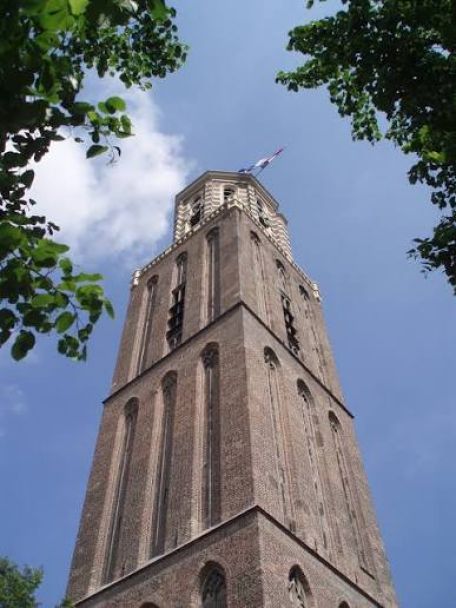 De Peperbus, de toren van de Basiliek van Onze-Lieve-Vrouw, biedt na een flinke klim een prachtig uitzicht over de historische binnenstad en de omgeving.
