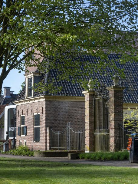 The Drents Museum in Assen features, amongst other things, international exhibitions, a rich collection of archaeological artefacts, art from around 1900 and contemporary realism.