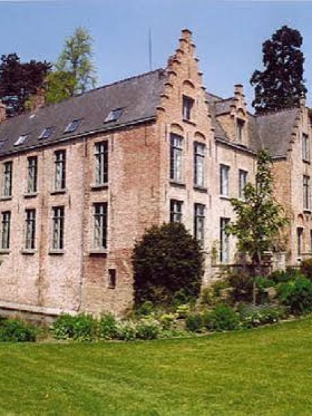 De regio rond Beernem staat vol verborgen kastelen. Castle Ten Torre, Kasteel Drie Koningen en Kasteel Bloemendaele zijn een must voor wie van historische sites houdt.