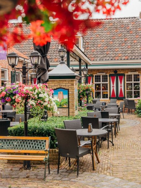 In het Binnenhofje vind je diverse boetiekjes die zijn gevestigd in het opengebroken middenschip van een voormalige kerk.