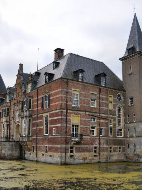 Het oude kasteel, inclusief park en tuinen, grenzen aan de hoeve.