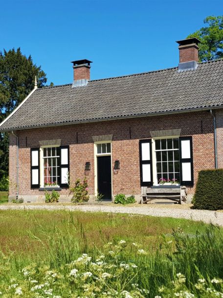Het oude en beeldschone landgoed Twickel waarop de hoeve staat, heeft twee nog complete en functionerende molens: een watermolen en de houtzaagmolen.