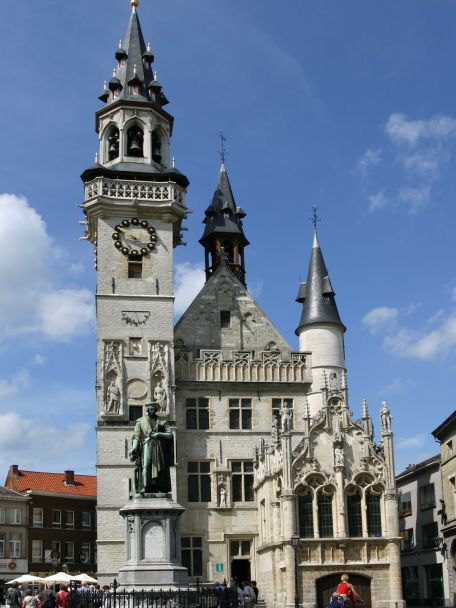 Het Belfort en Schepenhuis van Aalst is een compact middeleeuws complex dat laat zien hoe belangrijk de stad ooit was als politiek en administratief centrum.