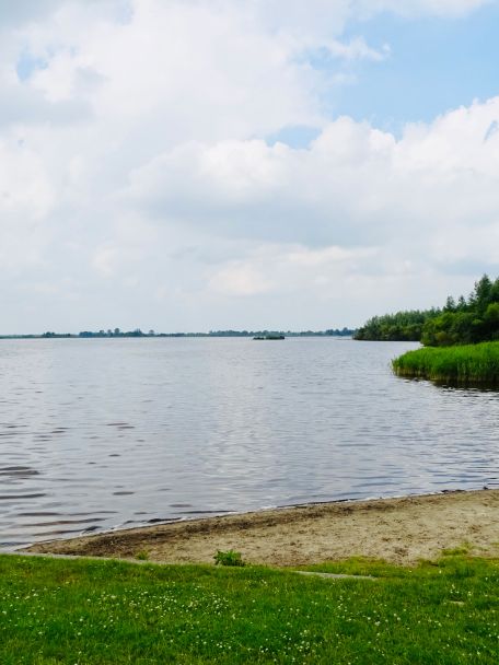 Eveneens in Roermond zijn de Maasplassen, ofwel het grootste aaneengesloten watersportgebied van Nederland.