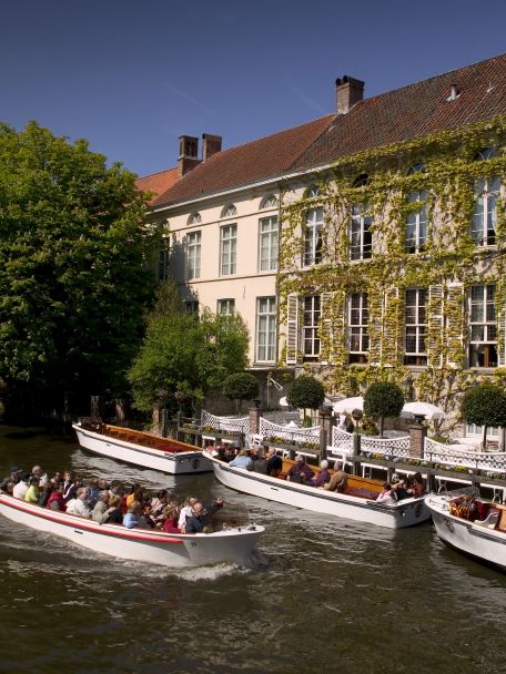 Maak een boottocht over de Brugse reien. Vanaf het water zie je de stad op z’n mooist: oude bruggetjes, verborgen tuinen en middeleeuwse huizen.
