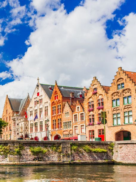 Maak een stadwandeling door het historische centrum en sta in ieder geval stil bij de basiliek van het Heilig Bloed en het indrukwekkende gotische stadhuis.