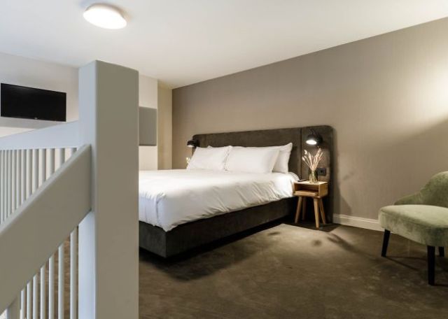 Junior suite split level