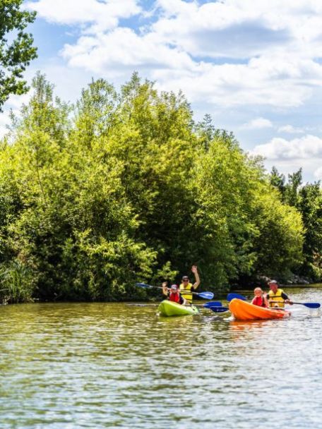 Varen, suppen, zwemmen of een terrasje aan het water pikken kan aan de Loosdrechtse Plassen.
