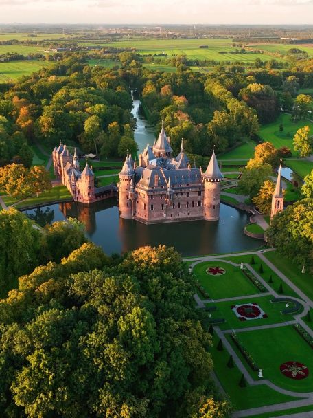 Een tochtje langs de vele kastelen en historische buitenplaatsen neemt je mee terug in de tijd.