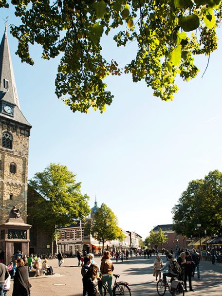 De Oude Markt is het hart van Enschede en verrassend levendig met veel terrassen, cafés en evenementen en natuurlijk de prachtige Grote Kerk.
