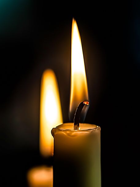 Een kaarsje branden bij Maria in de Onze Lieve Vrouwe Basiliek hoort erbij.