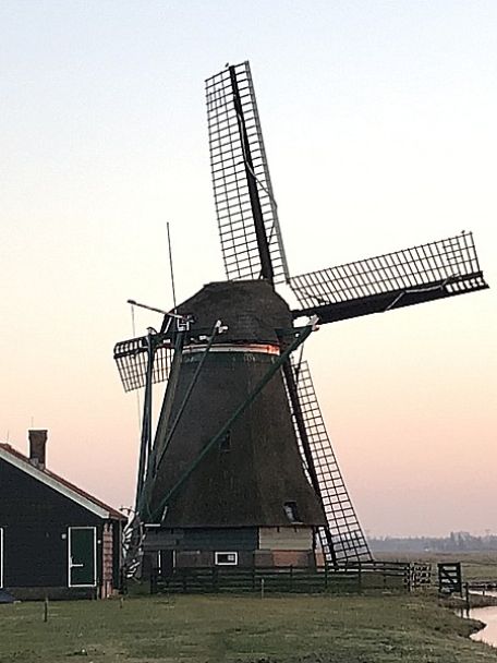 Krommenie, in het hart van de Zaanstreek, is een charmant dorp met een rijke historie die teruggaat tot de 14e eeuw.