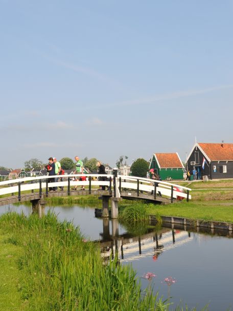 De Zaanse Schans is de absolute klassieker van de regio: werkende molens, houten huizen, ambachten en typisch Hollandse vergezichten.